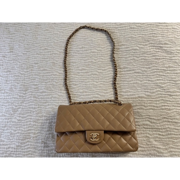 CHANEL CLASSIC DOUBLE FLAP MEDIUM CAVIAR LEATHER - LIKE NEW CONDITION - Picture 9 of 16